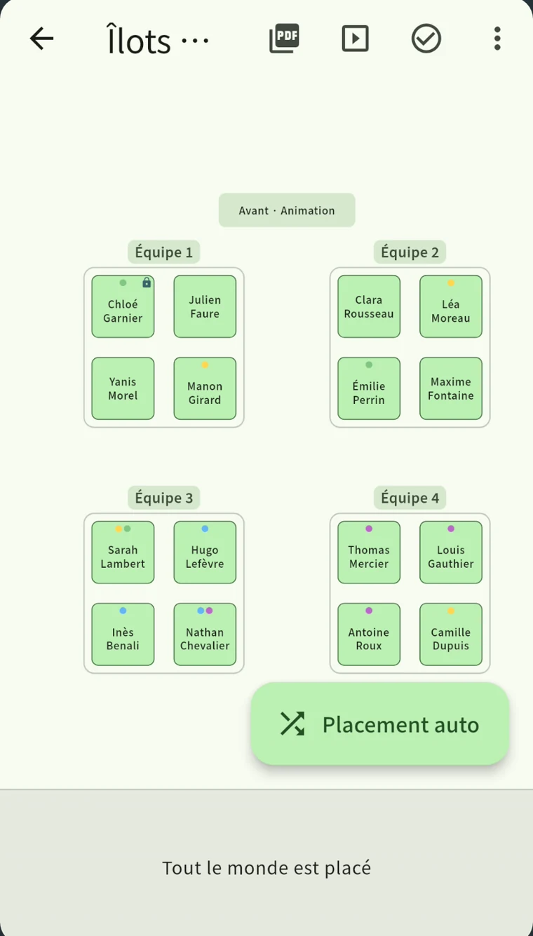 Le plan de table SeatCraft&nbsp;: quatre îlots de quatre places, remplis automatiquement, avec les couleurs des étiquettes sur les places